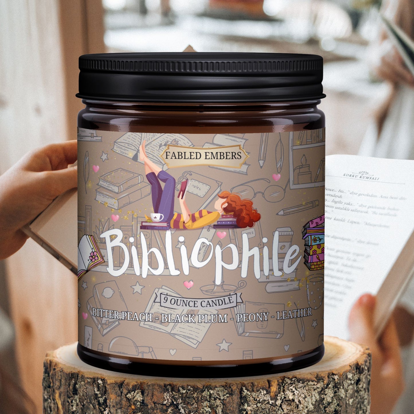 The best adventures start between the pages of a good book! This fragrance smells like the crisp pages of a new paperback, with notes of lush peach and dark plum, delicate peony petals, and is rounded out with notes of supple leather. 9 ounce candle coconut soy wax cotton wick Candle for book lovers